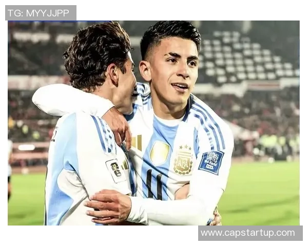 足球球星遭遇大胆搭讪：明星球员私下互动揭秘与球迷亲密瞬间