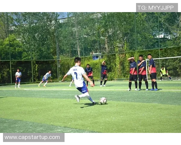 铁血斗士纵横绿茵场头槌破门再现经典豪情燃动球迷心